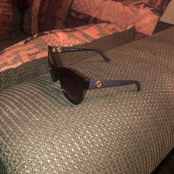 Black Gucci Sunglasses (no case) - Picture 4 of 4